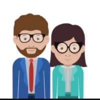 Bu resimde ikisi de gözlük takan bir erkek ve kadın görülüyor. Adam mavi bir gömlek ve siyah bir pantolon giyerken, kadın beyaz bir gömlek ve mavi bir kot pantolon giymektedir. Her ikisinin de gözlükleri takılı ve dümdüz ileriye bakıyorlar. Adamın kolu kadının beline dolanmış ve yüzleri birbirine yakın göründüğü için birlikte bir anı paylaşıyor gibi görünüyorlar. Arka plan yumuşak, kirli beyaz bir renktedir. Işık hafif loş, görüntüye yumuşak ve sıcak bir his veriyor. Gözlüklerine rağmen, gözleri hala bir duygu belirtisi gösteriyor. Birbirlerinin varlığından memnun ve mutlu görünüyorlar.