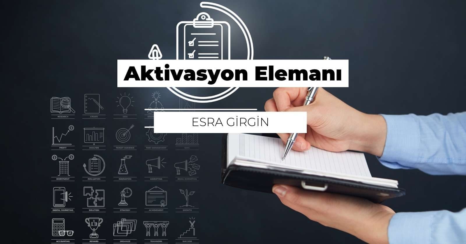 Sağ elinde siyah bir kalem ve sol elinde beyaz bir defter tutan bir kişinin yakın çekimi. Defterin bir sayfasına odaklanmıştır ve bir şeyler yazmakta ya da çizmektedir. Sayfanın üzerinde siyah beyaz bir logonun yanı sıra birkaç siyah beyaz simge vardır. Çekimde kişinin kolu görünüyor ve eli kalemi sıkıca kavrıyor. Logonun ve simgelerin yakın çekimi arka planda görülebiliyor. Kişinin yüz hatları görünmüyor, ancak yazarkenki odaklanma ve kararlılık duruşundan anlaşılıyor.