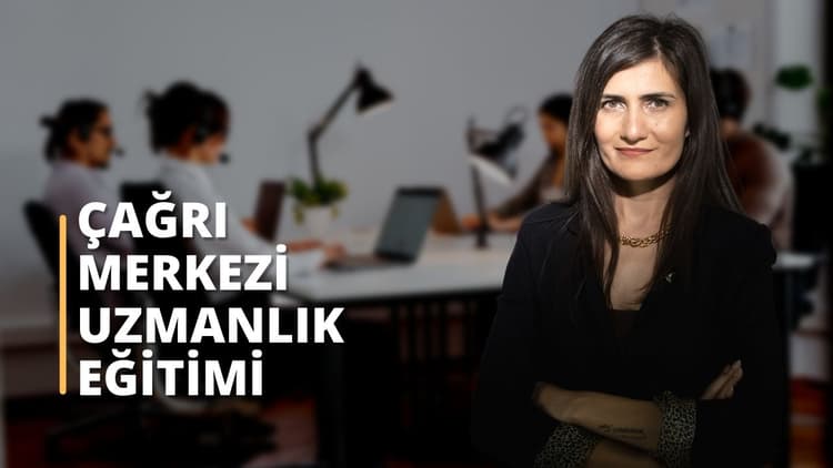 Bu görüntü, bir çağrı merkezi uzmanının eğitim aldığı bir sahneyi yakalıyor. Gösterilen kadın kollarını kavuşturmuş, uzun saçlı ve siyah bir gömlek giyiyor. Arka planda kulaklık takan bir kişinin, bir kişinin başının ve bir kişinin kolunun bulanık bir görüntüsü var. Ek olarak, bir kadının yakın çekimi, siyah arka plan üzerinde beyaz bir metin, bulanık bir erkek görüntüsü ve bulanık bir lamba direği görüntüsü vardır. Bu görüntü, bir çağrı merkezi ortamında başarılı olmak için gereken eğitim ve uzmanlığın önemini vurgulamaktadır. Bilgili ve iyi eğitimli bir personele sahip olan bir çağrı merkezi, olumlu bir müşteri deneyimi ve artan müşteri memnuniyeti sağlayabilir. Doğru eğitim ve öğretim sayesinde çağrı merkezi çalışanları kaliteli hizmet sunmak için gerekli bilgi ve becerileri kazanabilir, müşterilerin bekleme sürelerini kısaltabilir ve müşteri memnuniyetini artırabilir.