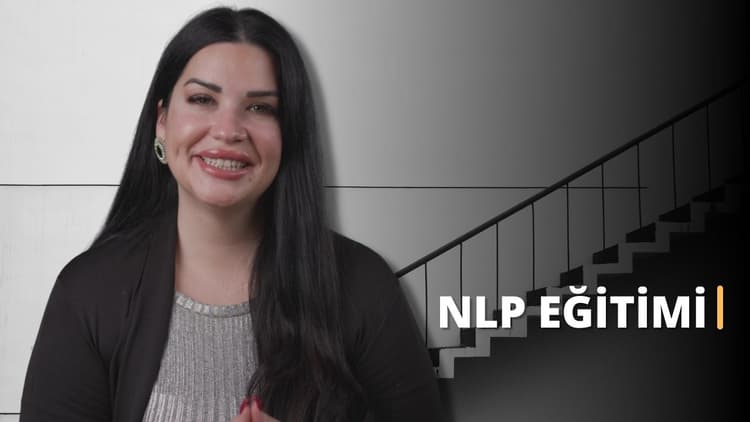 Bu resim online bir NLP kursunu ve sertifikasını tasvir etmektedir. Resimdeki kadın gülümseyerek kursun eğlenceli ve ödüllendirici olduğunu ima ediyor. Boynunun, saçının ve ağzının yakın çekimi, kursun doğal dil işlemenin tüm yönlerini kapsadığını göstermektedir. Siyah arka plan ve merdiven, kursun kapsamlı ve ilgi çekici olduğunu gösteriyor. Arka plandaki kişinin elleri bulanıklaştırılarak kadına ve kurs materyaline odaklanıldığı vurgulanıyor. Kısacası, bu görsel NLP kursunun ve sertifikasyonunun ilgi çekici, kapsamlı ve ödüllendirici bir deneyim sunduğunu anlatmaktadır.