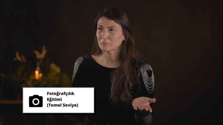 Bu görsel, fotoğrafçılıkla ilgili bir çevrimiçi kursu tasvir etmektedir. Siyah elbiseli bir kadın, siyah metinli beyaz bir tabelanın önünde durmaktadır. Sahne, öğrenme ve profesyonel eğitim duygusunu yansıtmaktadır. Bu kurs sayesinde öğrenciler, yetkin fotoğrafçılar olmak için gereken bilgi ve becerileri kazanabileceklerdir. Kompozisyon, ışıklandırma, pozlama ve daha fazlası gibi konularla fotoğrafçılığın temellerini öğretmek için tasarlanmıştır. Katılımcılar bu kursa katılarak fotoğrafçılığın yaratıcı potansiyelini keşfedebilir ve çarpıcı görüntüler üretme tekniklerini keşfedebilirler. Doğru rehberlik ve doğru araçlarla herkes fotoğrafçılık sanatını öğrenebilir ve bunu harika fotoğraflar çekmek için kullanabilir.
