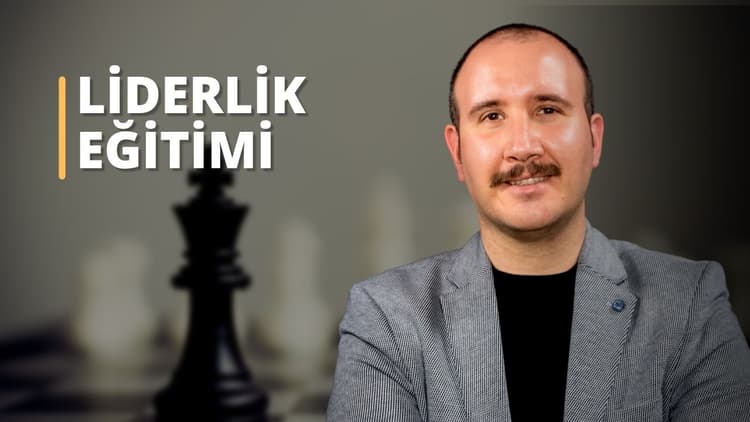 Resimde takım elbiseli, bıyıklı ve kendinden emin bir şekilde gülümseyen bir adam görülüyor. Modern lideri temsil ediyor: yetkin, bilgili ve kendinden emin. Güçlü varlığı ve duruşu, komuta sahibi olduğunu ve başkalarına liderlik edebileceğini gösteriyor. Daha yakından baktığımızda, bağlılığının ciddiyetinin bir işareti olarak taktığı kravatı görebiliyoruz. Arka planda, liderlikte başarının dikkatli ve stratejik bir yaklaşım gerektirdiğini hatırlatan bir satranç taşı var. Bu adam sadece alanında uzman değil, aynı zamanda bilgisini pratik bir şekilde nasıl uygulayacağını da biliyor. Genel olarak bu görüntü başarılı bir liderlik eğitimi mesajı vermekte ve postmodern liderliğin güçlü bir örneğini sunmaktadır. Modern toplumun zorluklarını ve karmaşıklıklarını anlayan bu lider, her türlü zorluğun üstesinden gelmeye hazırdır. Liderliğin geleceğinin neye benzediğinin mükemmel bir sembolüdür.
