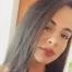 Bu, selfie çeken genç bir kadının fotoğrafı. Düz beyaz bir duvarın önünde duruyor ve doğrudan kameraya bakıyor. Üzerinde açık mavi çizgili bir gömlek, bir çift açık mavi kot pantolon ve bir çift beyaz spor ayakkabı var. Saçları açık kahverengi ve at kuyruğu şeklinde geriye doğru toplanmış. Parlak bir şekilde gülümsüyor ve yüzünde mutlu bir ifade var. Kollarını iki yana açmış ve sağ elinde küçük siyah bir akıllı telefon tutuyor. Selfie çekerken rahat ve mutlu görünüyor.