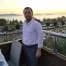 Bir adam şehre bakan bir balkonda tek başına durmaktadır. Üzerinde lacivert bir tişört ve açık mavi bir kot pantolon var. Ellerini balkonun parmaklıklarına dayamış, uzaklara bakmaktadır. Güneş arka planda batmakta, ufukta güzel bir turuncu ve pembe ışık saçmaktadır. Adam bu güzel günde ılık akşam esintisini içine çekerek ayakta durmaktadır. Aşağıdaki binaların ve arabaların ışıklarını görebiliyor ve şehrin sesi havayı dolduruyor. Adam anın güzelliğini içine çekerken bir huzur ve sakinlik hissi vardır.