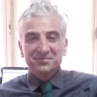 Bu, kravat takan bir adamın fotoğrafı. Gıcır gıcır beyaz bir elbise gömleği ve soluk gri bir kravat takmış ve modern bir ofiste duruyor. Duruşu kendinden emin ve gözleri önüne odaklanmış. İfadesi ciddi ve kararlı, sanki her türlü zorluğun üstesinden gelmeye hazır gibi. Saçları düzgünce taranmış ve gömleği içine sokulmuş. Profesyonel ve dünyayı ele geçirmeye hazır görünüyor. Bir başarı ve kararlılık havası yayıyor. Kravat, ince desenli ve koyu lacivert tonlu klasik bir aksesuardır. Gösterişli görünümüne mükemmel bir son dokunuş.