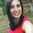 Bu görüntü selfie çeken genç bir kadını tasvir ediyor. Kolunu uzatmış, elinde telefonuyla açık havada durmaktadır. Kadın açık renkli bir tişört ve mavi kot pantolon giyiyor. Uzun kahverengi saçları at kuyruğu şeklinde geriye doğru toplanmış. Gülümsüyor ve sanki anın tadını çıkarıyormuş gibi gözleri kapalı. Etrafı yemyeşil bir manzarayla çevrili; ağaçlar, çalılar ve kır çiçekleri fotoğrafın fonunu oluşturuyor. Güneş pırıl pırıl parlıyor ve gökyüzü berrak, masmavi. Bu görüntü, kadının çevresini takdir etmek ve bir selfie'de kendi güzelliğini yakalamak için bir an ayırdığı bir neşe ve memnuniyet anını yakalıyor.