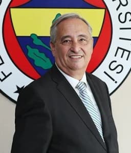 Bu, koyu renk takım elbise giyen ve desenli kravat takan bir adamın görüntüsüdür. Yüzünde ciddi bir ifade var ve elleri düzgünce ceplerine sokulmuş. Saçları kısa ve düzgünce taranmış. Gömleği beyaz, kravatı ise canlı bir mavidir. Profesyonel bir ortamda duruyor ve kendinden emin bir duruşu var. Gözleri uzaktaki bir şeye odaklanmış, kararlı ve her türlü zorluğun üstesinden gelmeye hazır görünüyor. Güç, güven ve başarının sembolüdür.