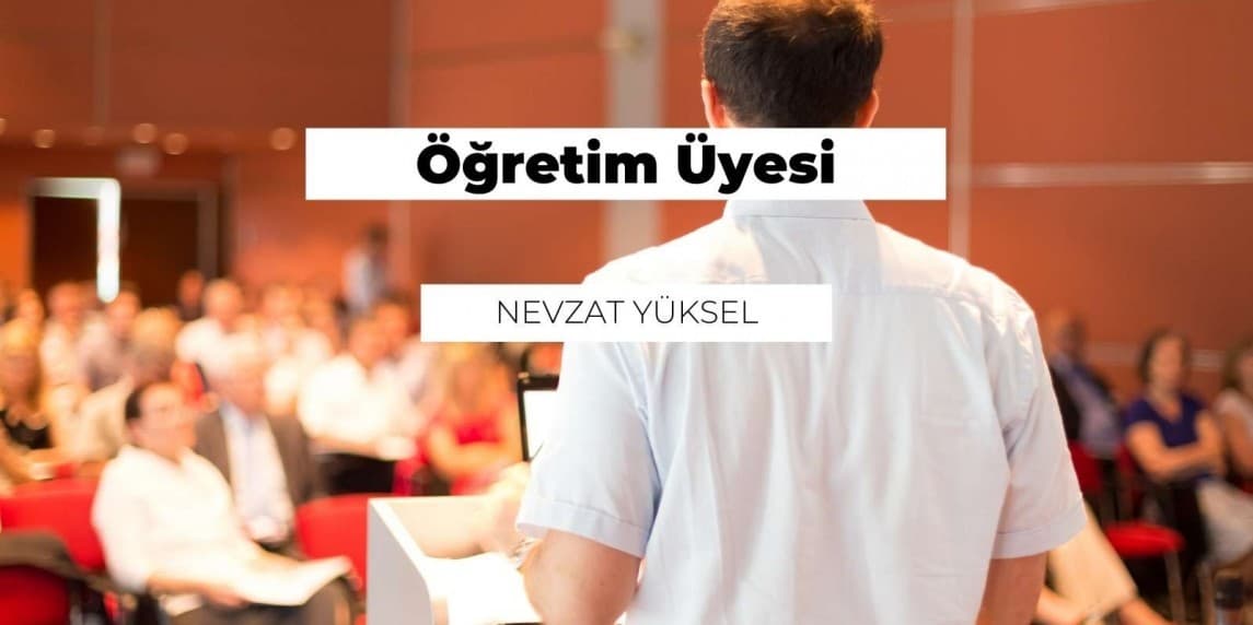 Beyaz gömlekli bir adam bulanık bir arka planın önünde durmakta ve doğrudan kameraya bakmaktadır. Üst iki düğmesi açık beyaz yakalı bir gömlek giymiştir ve belinde siyah bir kemer vardır. Elleri iki yanındadır. Saçları düzgünce taranmış ve yüz hatları görülebiliyor. Görüntü biraz bulanık ama adamın ayrıntıları kolayca seçilebiliyor. Otuzlu yaşlarının ortalarında görünüyor. Bakışları doğrudan ve ciddi. İfadesi sakin ve soğukkanlı. Adamın etrafı yumuşak, puslu bir fonla çevrili ve bu da görüntüye rüya gibi bir nitelik kazandırıyor.