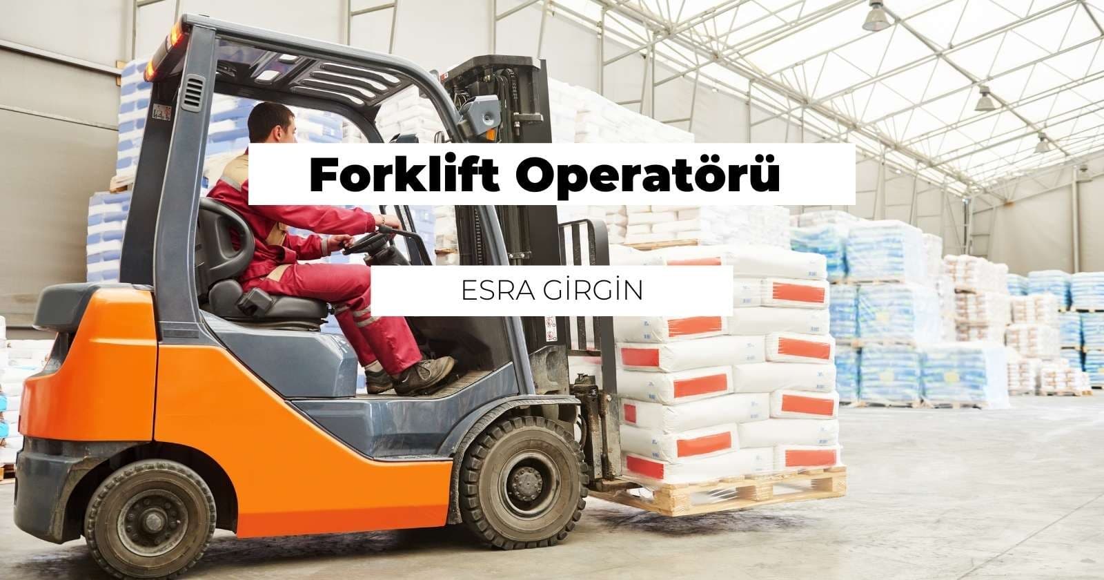 Bir adam görüntünün ön planında, yan tarafında beyaz bir logo bulunan sarı bir forklift kullanıyor. Forklift sağa dönüktür ve karanlık bir yüzey üzerindedir. Forkliftin arkasında bir palet üzerinde beyaz çuvallar ve bir araç üzerinde yakın çekim bir lastik görülüyor. Lastiğin sağında bir ayakkabının yakın çekimi, lastiğin solunda ise bir ışığın yakın çekimi yer almaktadır. Forklifti kullanan adamın üzerinde mavi bir gömlek ve siyah bir şapka vardır, sağ kolunu uzatmıştır ve vücudu sağa dönüktür.