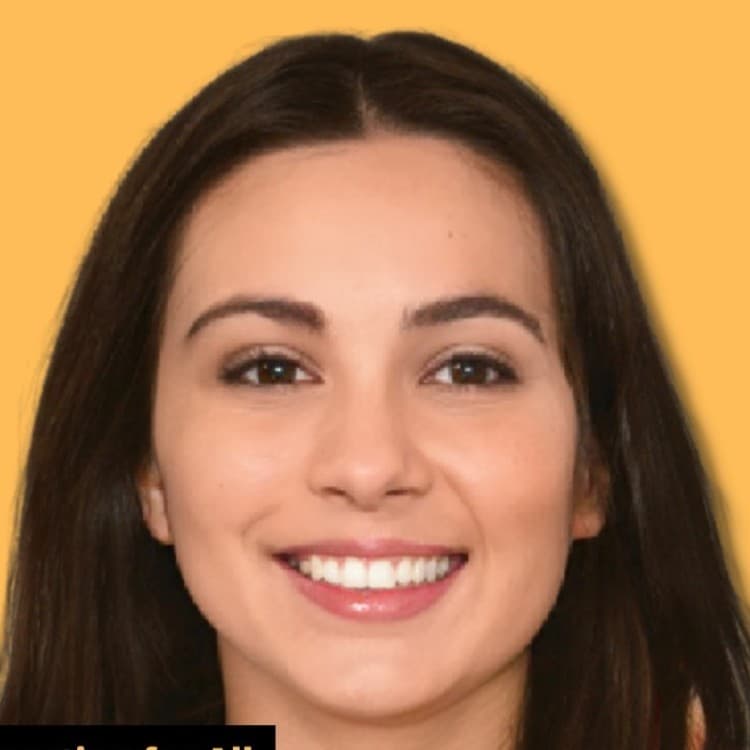 Genç bir kadın yakın plan bir portrede görülüyor. Açık tenli, yüksek elmacık kemikli ve belirgin bir çene hattına sahip. Gözleri parlak ve büyüleyici, uzun kirpikleri ve kapakların etrafındaki hafif gölgesi var. Dudakları dolgun ve açık pembe bir renge boyanmış. Saçları koyu kahverengi ve yüzünün etrafına yumuşak dalgalar halinde dökülüyor. Güzelliği yayan kendinden emin ama nazik bir ifadesi var.