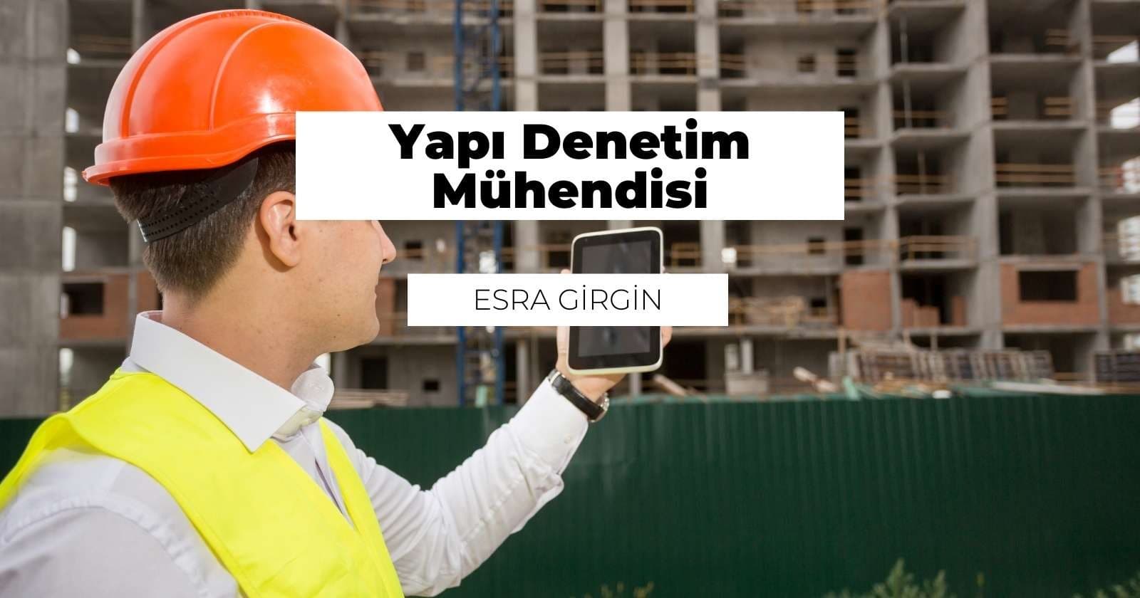 Sarı yelek giymiş ve baret takmış bir adam sol elinde bir tabletle durmaktadır. Dümdüz karşıya bakmakta, boynu ve kulağı yakın planda görünmektedir. Ayrıca beyaz zemin üzerine siyah bir 'D' harfi takmaktadır. Baretin siperliğinin altından yüzü hafifçe görünmektedir. Üzerinde siyah yazılar olan beyaz bir tabelanın önünde durmaktadır. Elindeki tablet aydınlatılmış, ekranı çeşitli simgelerle dolu.