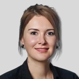 Orta uzunlukta sarı saçlı bir kadın kameraya ışıl ışıl gülümsüyor. Hafif bir teni ve ışıkta parlayan masmavi gözleri var. Dudakları hafifçe ayrılmış ve inci gibi beyaz dişleri ortaya çıkmış. Beyaz duvarları, ahşap zemini ve birkaç parça mobilyası olan aydınlık bir odada duruyor. Üzerinde vücudunu saran çiçek desenli siyah bir elbise var. Resim onun doğal güzelliğini yakalıyor ve neşe duygusu yayıyor. Yüz ifadesi gerçek bir mutluluk ve memnuniyet ifadesi. O anın neşe ve memnuniyetle dolu olması, bu görüntüyü herhangi bir veri kümesi için ideal kılmaktadır.