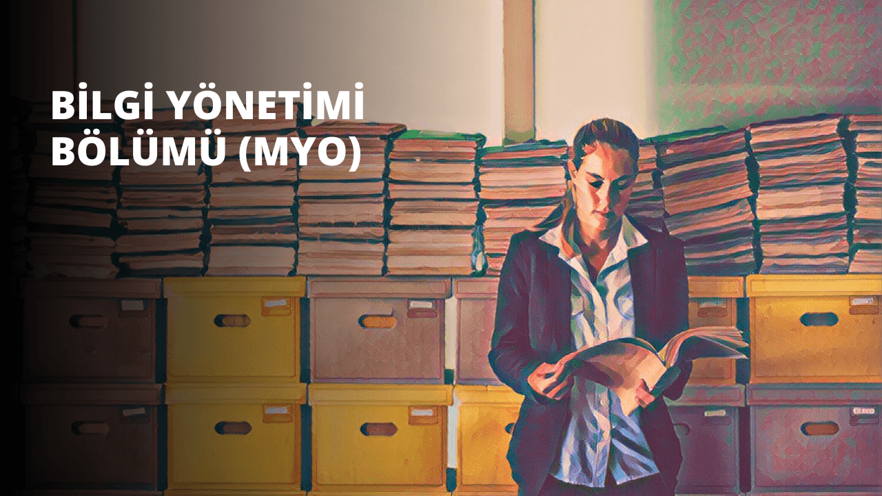 Gözlüklü ve beyaz gömlekli bir kadın, bir yığın sarı kutunun önünde kitap okuyor. Dik bir pozisyonda oturuyor ve gözleri sayfaya sabitlenmiş bir şekilde elindeki kitaba konsantre oluyor. Kutu yığını düzgün bir şekilde dizilmiş ve düzenli görünüyor. Yığının en üstünde büyük bir dikdörtgen penceresi olan sarı bir kutu var ve alttaki kutuların hepsi düz sarı. Kadın okurken ellerini kutunun kenarına dayamış. Arka plan düz, beyaz bir duvar.