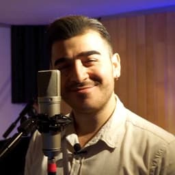 Önünde profesyonel bir mikrofon olan bir erkek