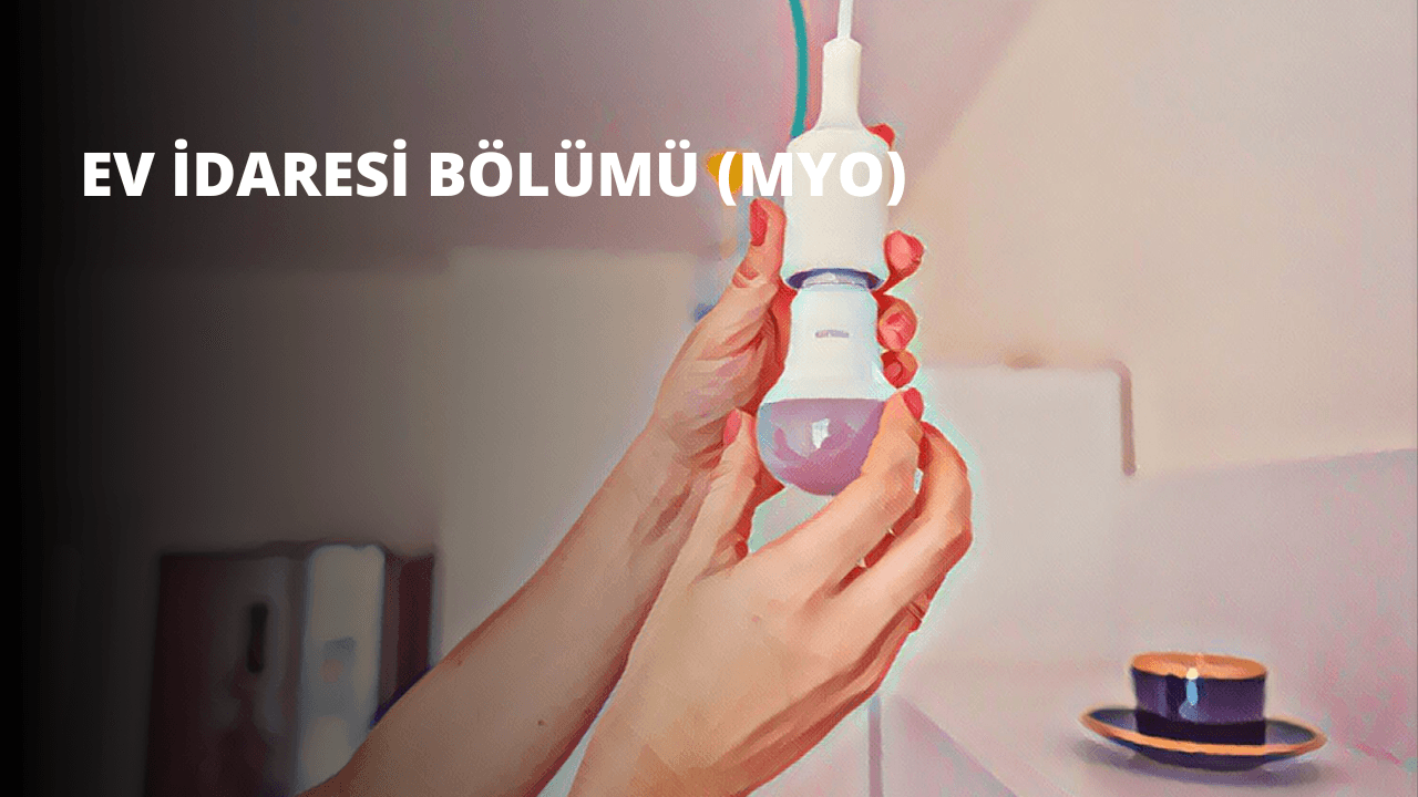 Bir kişi, içinde mor bir sıvı bulunan bir ampul tutmaktadır. Ampul yarı saydamdır ve izleyicinin içindeki sıvıyı görmesini sağlar. Kişinin eli ampulü alttan destekliyor ve sıvı parmaklarının altından görülebiliyor. Sıvı koyu, canlı bir mor renkte görünüyor ve bazı bölgelerde daha açık ve daha koyu tonlar görülebiliyor. Arka plan bulanık, ancak sarı bir çizgi ve mavi ve siyah bir nesne görülebiliyor. Sarı çizgi özellikle dikkat çekicidir ve görüntünün sağ alt köşesinde görülebilir.