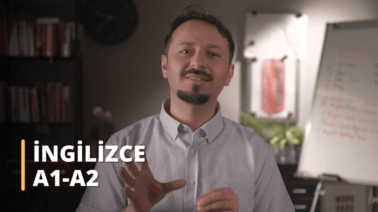 8K çözünürlükte, Canon sinema kamerasıyla çekilmiş İngilizce A1-A2 eğitimini veren gömlekli erkek akademisyen, tahtada ders anlatırken. Bu kapak görseli, temel İngilizce becerilerinin öğretildiği bir eğitimi temsil eder.