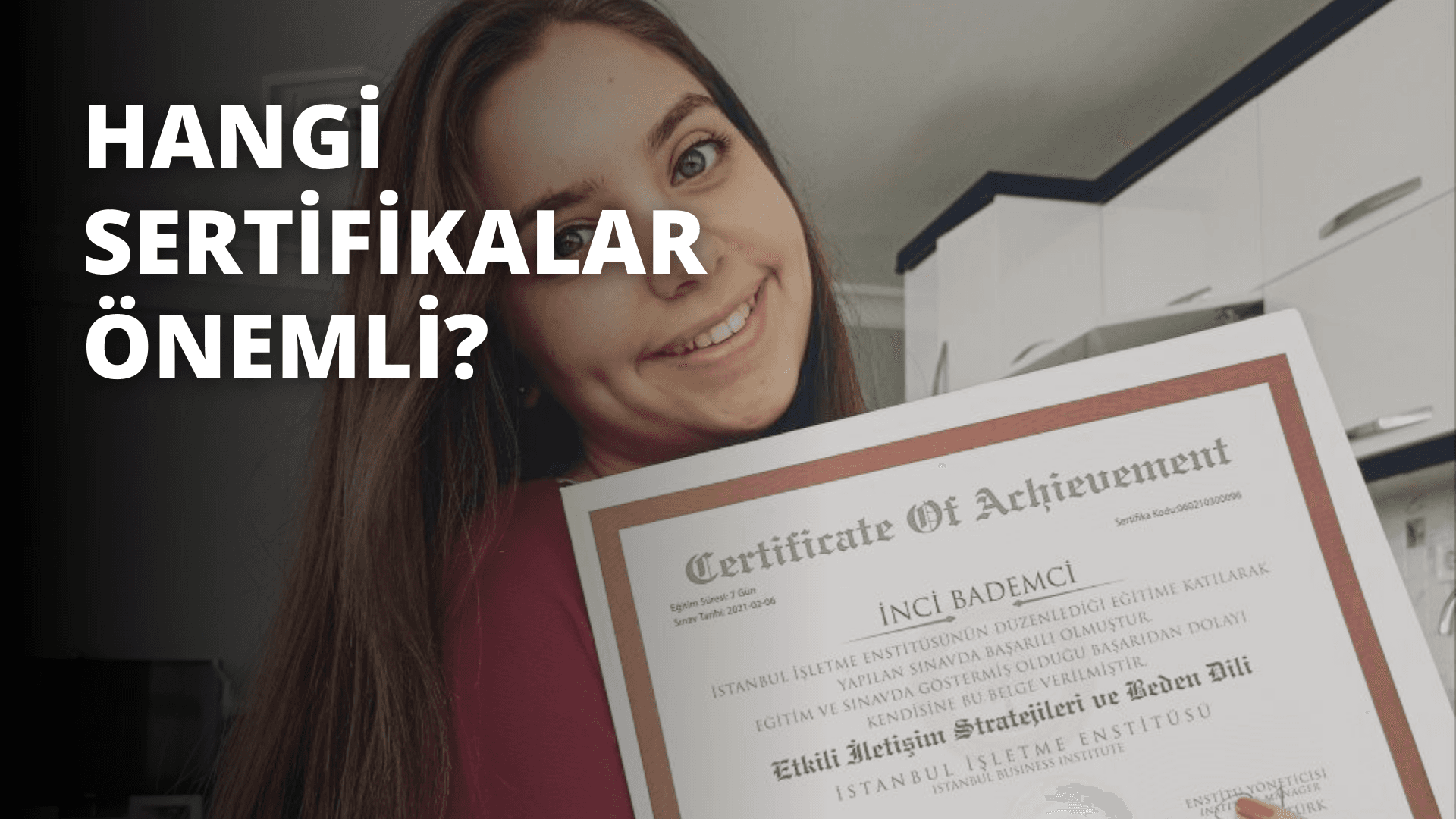 Beyaz elbise giymiş bir kadın elinde bir sertifika tutuyor. Sertifika dikdörtgen şeklindedir ve lacivert bir kenarlığa sahiptir. Yüzünde gururlu ve mutlu bir ifadeyle sertifikaya bakıyor. Koyu renk saçları gevşek bir topuzla geriye toplanmış. Elleri kendinden emin bir şekilde sertifikayı sıkıca kavramış, parmakları sıkıca kenarlarına sarılmış. Uzun boylu ve kendinden emin bir şekilde duruyor, yüzünde bir başarı ifadesi var. Güneş arkasında, sahneye sıcak, altın rengi bir ışık yayarak gururlu başarısını vurguluyor. O, başarının resmidir ve onun gururlu başarı anı bu fotoğrafta yakalanmıştır.