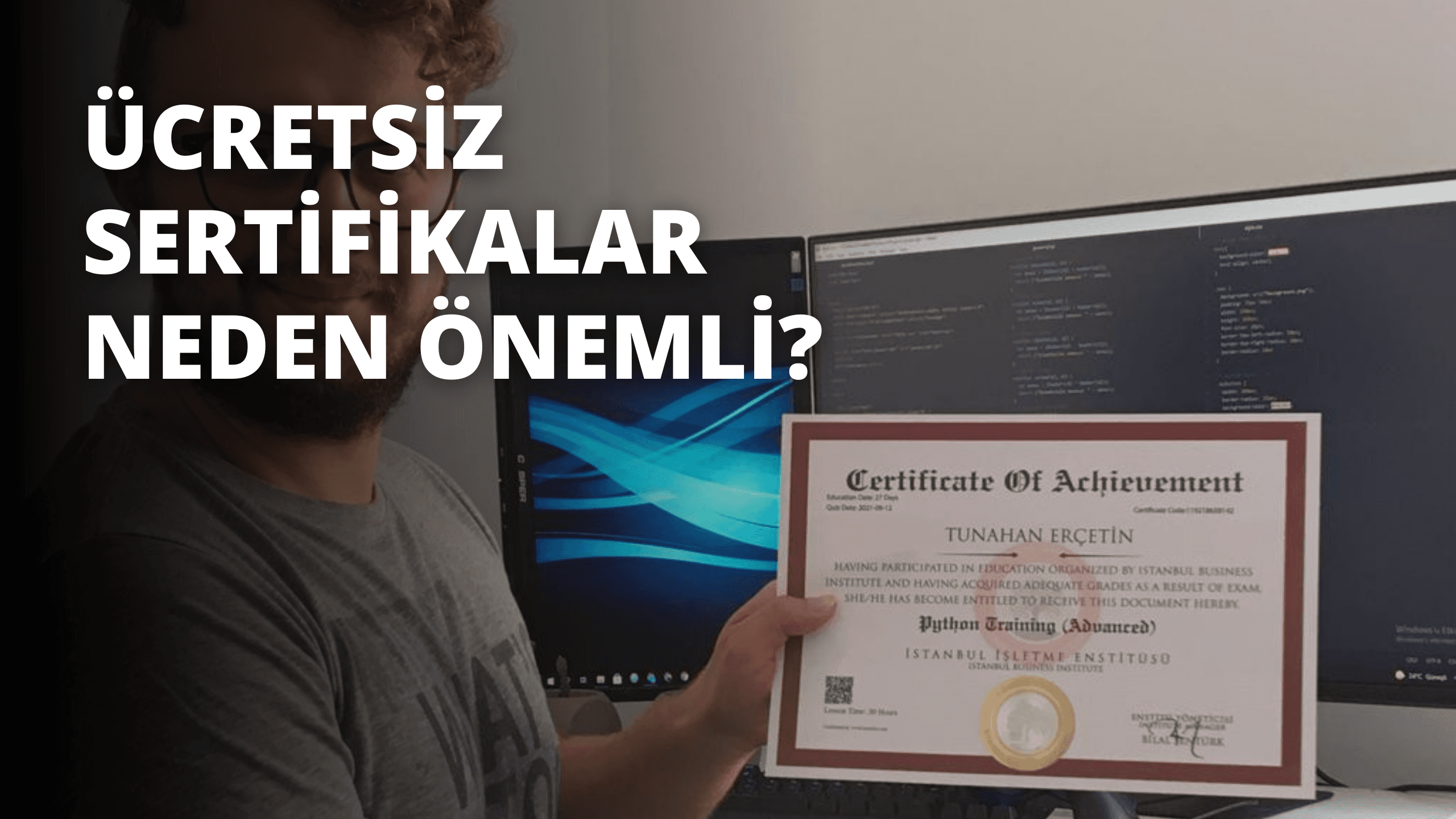 Takım elbiseli bir adam bir odada ayakta durmakta ve sağ elinde büyük beyaz bir sertifika tutmaktadır. Kolunu uzatmış, kâğıdı yukarı kaldırmış ve kameraya doğru bakmaktadır. Gülümsüyor ve yüzündeki gurur ve başarı ifadesi açıkça görülüyor. Takım elbisesi iyi dikilmiş ve lacivert renktedir. Altına beyaz bir gömlek giymiş ve lacivert bir kravat takmıştır. Sertifika, kenarları boyunca kabartmalı harfler ve süslü altın kabartma desenleri olan bir belgedir. Odanın arka planında birkaç resmin asılı olduğu açık renkli bir duvar var.
