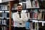 Bu fotoğrafta bir kitap rafının önünde duran bir eğitmen görülüyor. Sakalı var ve kravat takıyor. Eğitmen gülümsüyor, güven ve bilgi yayıyor. Yüzü yakın çekimle çerçevelenmiş ve yüz hatlarının detayları gösterilmiş. Daha yakından bakıldığında bir kol düğmesi ve bir kemer görülüyor. Arkasındaki kitaplar engin bilgisini ve entelektüel merakını simgeliyor. Raftaki bir kitabın yakın çekimi, eğitmenin öğrenme tutkusunu vurguluyor. Raftaki kitap sırası da konu hakkındaki uzmanlığını gösteriyor. asticaVision ai bu fotoğraftaki eğitmeni öğretme konusunda tutkulu ve alanında bilgili biri olarak tanıyabilir.