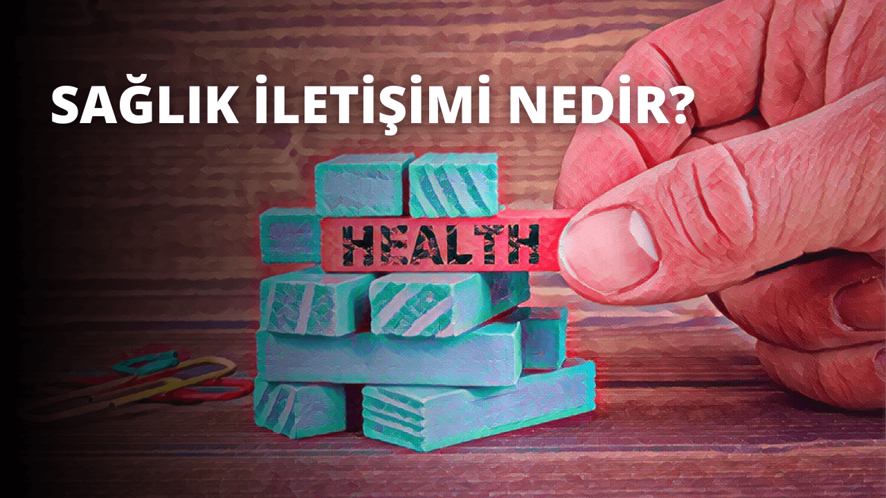 Açık renkli bir tahta parçasını kavrayan bir elin yakın çekimi. El, başparmak ve işaret parmağı kavrama pozisyonunda olacak şekilde konumlandırılmış ve diğer üç parmak içe doğru kıvrılmış. Ahşap pürüzsüz ve yeni kesilmiş gibi görünüyor. Ahşabın kenarları hafifçe yuvarlatılmış. Arka plan odak dışıdır ve mavi ve yeşil tuğlaların bir kombinasyonu gibi görünmektedir. Sol alt köşede siyah harflerle pembe bir işaret var. Sağ üst köşede, bir grup nesnenin bulanık bir görüntüsü var. Ortada, mavi ve beyaz çizgili bir nesnenin yakın çekimi, mavi bir kutunun yakın çekimi ve mavi bir küpün yakın çekimi var. Görüntüdeki tüm renkler soluk ve açık renkli ahşapla kontrast oluşturuyor.