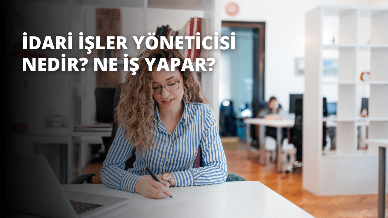 Kıvırcık saçlı ve gözlüklü bir kadın masada oturmuş, önündeki kâğıda dikkatle bakıyor. Sağ elinde bir kalemle yazıyor ve sol eli masanın üzerinde duruyor. Görüntü, gözlerini ve gözlüklerini gösteren yüzünün yakın çekimidir. Arka planda bir dizüstü bilgisayar ve bir rafın bulanık bir görüntüsü var. Görüntünün sağ tarafında kalem tutan bir kişi var. Kadın önündeki kağıt parçasına odaklanmış, kalemiyle ayrıntılı bir açıklama yazıyor. Görevine kararlı ve niyetli görünüyor ve görüntü konsantrasyon anını yakalıyor.