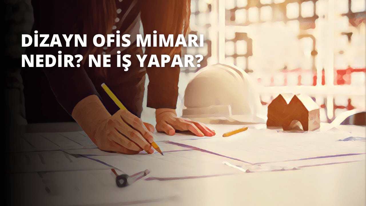 Bir kişi elinde tuttuğu bir plana bakıyor. Kâğıdın arka planı beyazdır ve üzerinde kırmızı yazılar ve ayrıntılar vardır. Kişinin elleri odaktadır ve detayları okurken parmaklarının kağıt üzerinde hareket ettiği görülebilir. Kişi dikkatle konsantre olmuş, yüzünde odaklanmış bir ifadeyle planı incelemektedir. Kağıt ışığa tutularak kişinin ayrıntıları daha yakından incelemesi sağlanmıştır. Arka planda, kişinin rahat bir ortamda çalıştığını düşündüren bir masa ve sandalye görülüyor. Işıklandırmanın iyi olması, kişinin planı kolaylıkla okuyabilmesini sağlıyor. Kişinin yüzü ışık tarafından aydınlatılıyor ve kararlı ifadesi görülüyor.