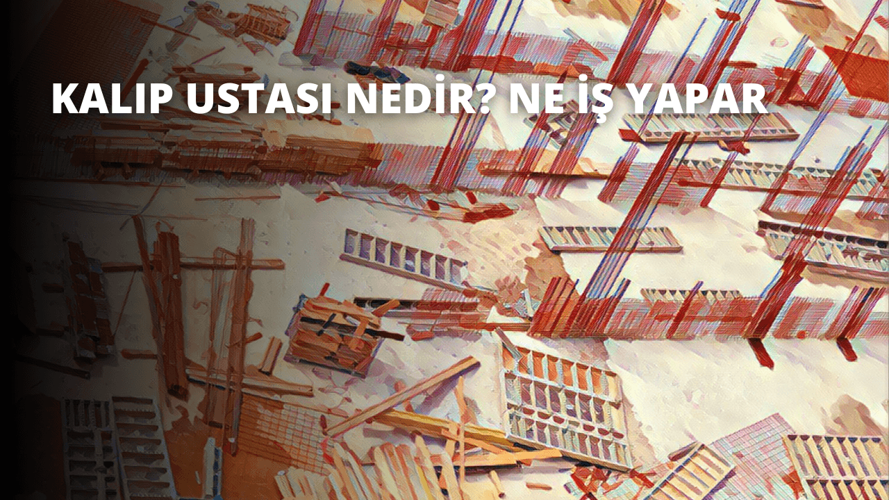 Bir duvar üzerine farklı şekil ve boyutlarda dizilmiş bir grup ahşap parça. Parçalar açık kahverengiden koyu kahverengiye kadar değişiyor ve bazılarında dikey ve yatay çizgiler var. Duvarın ortasında, renkli bir arka plan üzerinde beyaz bir harf var. Mektubun sağında bir kurşun kalemin yakın çekimi görülüyor. Solda, bir duvarın yakın çekimi görülüyor. Daha aşağıda, bir dizi renkli dikdörtgen nesne görülebiliyor. En altta, bir piyanonun bulanık bir görüntüsü görülüyor. Sağ üst köşede bir tahta ve metal yığını görülüyor. Sol üst köşede, bir pencerenin yakın çekimi görülebilir. Sağ alt köşede, ahşap bir çıtanın yakın çekimi mevcut.