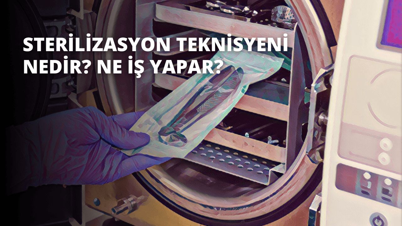 Bir kişi kasanın içinde bir kağıt parçası tutarken görülüyor. Şahıs açık mavi uzun kollu bir gömlek, siyah bir kemer ve koyu mavi bir kot pantolon giymektedir. Arka plan beyaz bir duvardır. Kişinin kısa kahverengi saçları ve yüzünde ciddi bir ifade vardır. Elinde tuttuğu kağıt bir tür belgeye benziyor. Dikdörtgen şeklindedir ve üzerinde el yazısıyla yazılmış birkaç kelime vardır. Kasa koyu gri renkte ve ön tarafında birkaç düğme var. Kişi, solunda bir kapı bulunan iyi aydınlatılmış bir odada durmaktadır. Görüntü yakın çekimdir ve sahneyi çok detaylı bir şekilde yakalamaktadır. Görüntünün genel atmosferi bir güvenlik ve emniyet atmosferidir.