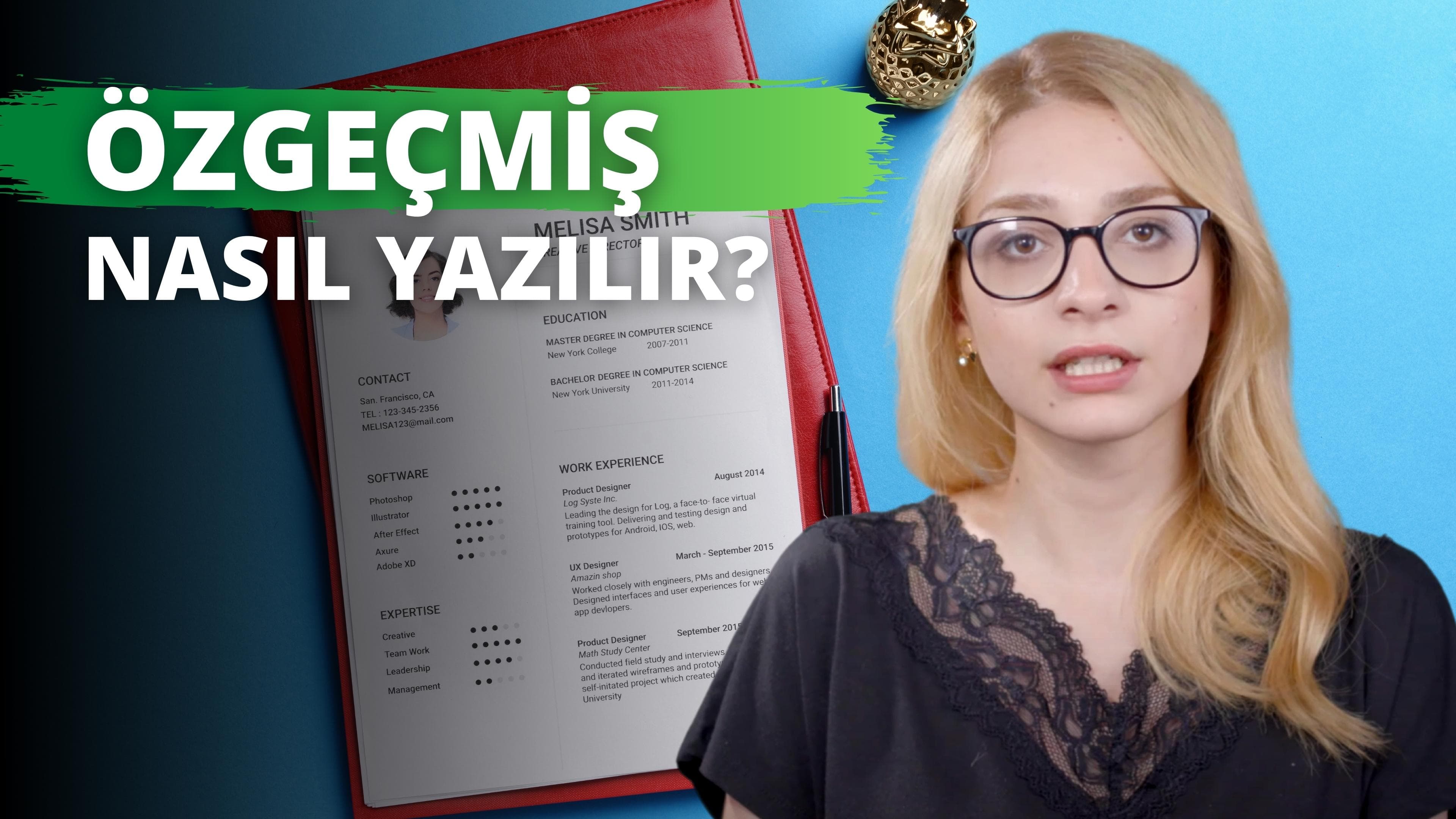 Gözlüklü bir kadın, önünde açılmış bir not defteri ile bir masada oturuyor. Siyah bir gömlek giymiş ve arkasında mavi bir fon var. Deftere konsantre olurken yüzünde ciddi bir ifade vardır. Sağındaki masanın üzerinde altın bir ananas var. Arka planda, üstünde kalem olan kırmızı bir klasör var. Kadın çok odaklanmış görünüyor ve gözleri, ağzı ve göğsü yakından görülüyor. Ayrıca ön planda bir cüzdan görülüyor. Derin düşüncelere dalmış gibi görünüyor, muhtemelen düşüncelerini deftere geçiriyor.