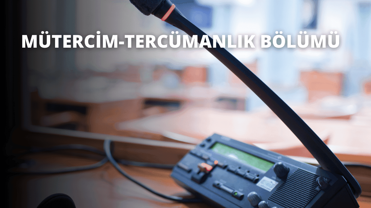 Bu görüntü, ön planda bir mikrofon ve bir cihazın göründüğü bir cihazın yakın çekimini göstermektedir. Mikrofon küçük, siyah bir kafası olan gri, silindirik bir nesne, cihaz ise birkaç düğmesi ve tepesinde küçük bir ekranı olan siyah dikdörtgen bir kutu. Arka planda bir bilgisayar faresi ve sağda bulanık bir bilgisayar görüntüsü görülüyor. Mikrofon hafifçe merkezin dışına yerleştirilmiş ve cihaz hafifçe bulanık ve odak dışı. Görüntü sıcak, sarımsı bir renk tonuna sahiptir.