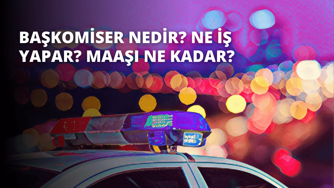 Bu, üzerinde mavi ve sarı ışıkları olan bir polis arabasının yakın çekim görüntüsüdür. Araba bir binanın önüne park edilmiş ve bulanık bir arka planla çevrelenmiştir. Görüntünün sol üst köşesinde siyah zemin üzerinde beyaz bir o harfi görülmektedir. Arabanın açık mavi bir gövdesi ve koyu mavi bir tavanı var, yan tarafında parlak sarı bir şerit uzanıyor. Ön tarafta iki büyük far görülebiliyor. Arabanın tepesinde sarı polis ışıkları yanıp sönmektedir.