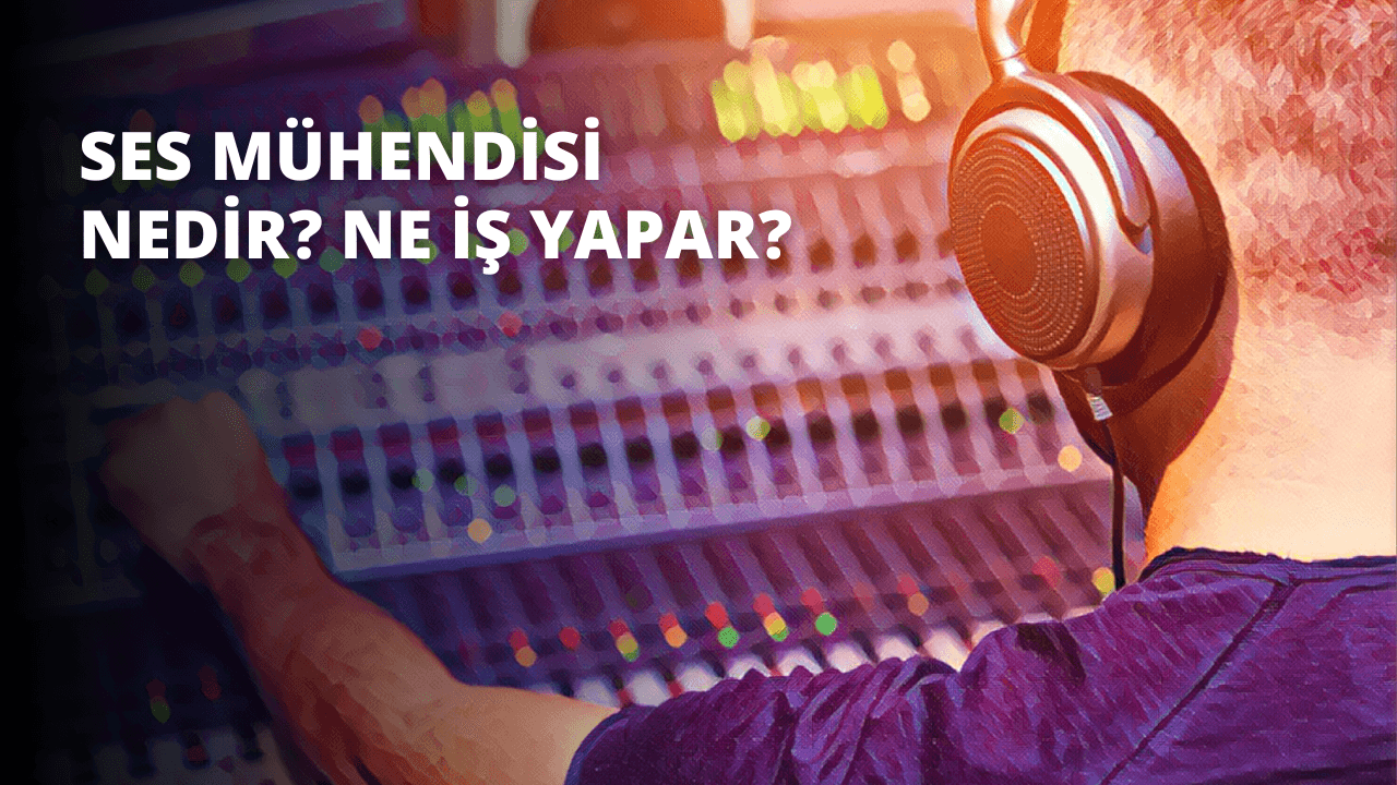 Beyaz renkli kulaklık takan bir kişi aydınlık ve ferah bir ortamda duruyor. Yüzünde odaklanmış ve konsantre olmuş bir ifade var ve gözleri kapalı görünüyor. Kulaklık metalik bir yüzeye sahip ve sol kulaklıktan çıkan bir kablo görünmeyen bir cihaza bağlanıyor. Kişi beyaz bir tişört giyiyor ve düz, omuz hizasında saçları var. Kolları yanlarında ve rahat bir duruşta durmaktadır.