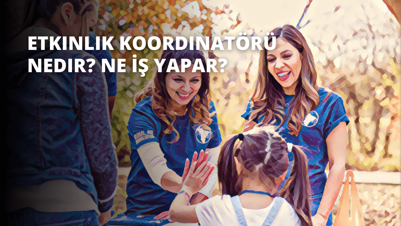 Gündelik kıyafetler giyen bir grup insan bir araya toplanmış, birbirlerine beşlik çakıyor. Ön planda, uzun saçlı ve at kuyruklu bir kadın kollarını kaldırmış ve ellerini çırparak dururken, arka planda elleri havada bir çocuk gülümsüyor. Ortada hafifçe bulanıklaştırılmış bir elin yakın çekimi görülüyor ve görüntünün kenarına yakın bir yerde mavi beyaz bir nesne görülüyor. Grup canlı yeşil bir arka planla çevrelenmiştir. İnsanlar ellerini havaya kaldırarak birlikte kutlama yaparken sahne mutluluk ve neşe doludur.