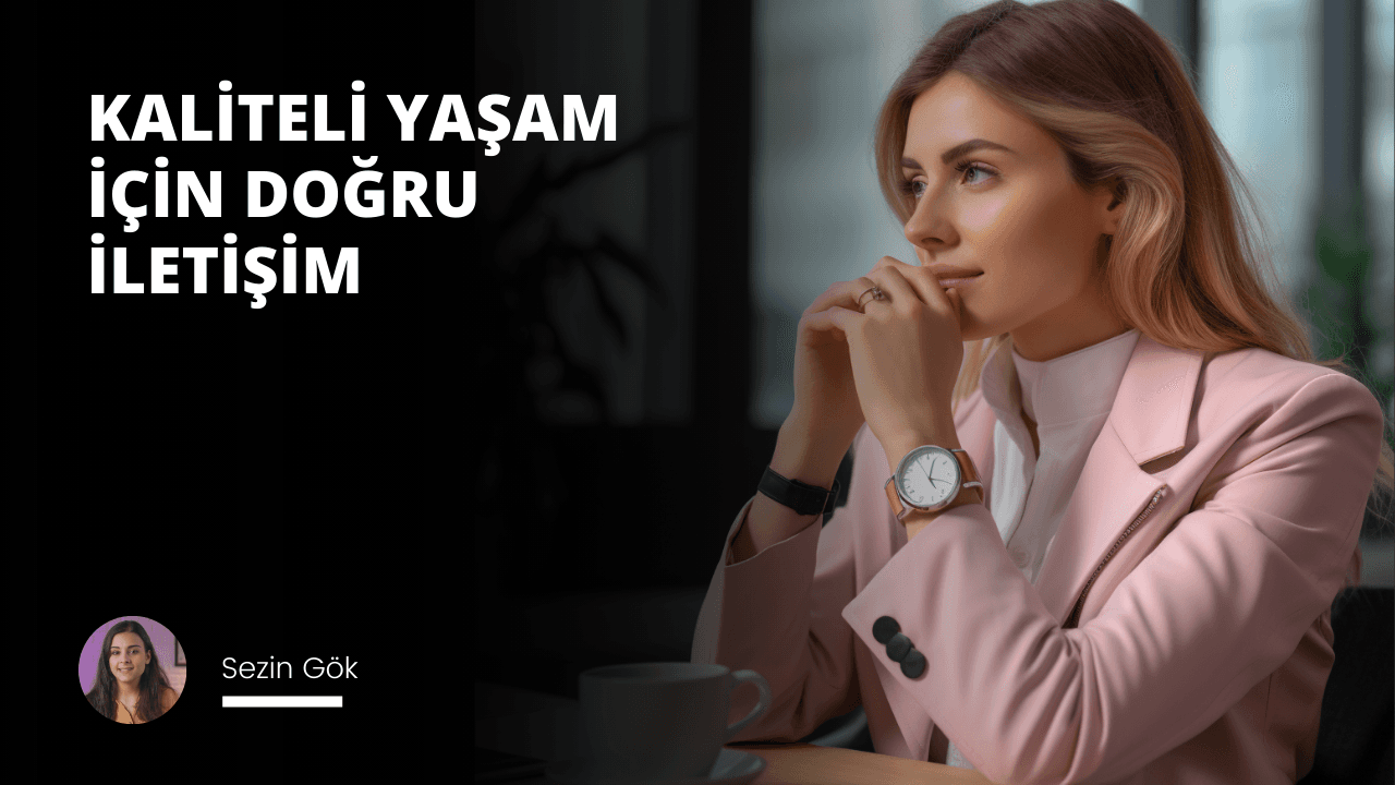Cep telefonuyla konuşan bir kadının yakın çekimi. Kolunda pembe beyaz bir saat var ve telefonu kulağına yakın tutuyor. Çekimde burnu görünüyor ve konuşmaya konsantre olurken gözleri hafifçe kapalı. Arka plan bulanık, pembe ve beyaz bir yüzey görüntüde görülebiliyor. Arka planda hafifçe odak dışında kalan bir fincan da var. Kadının kolu uzanmış, sanki konuşurken el hareketi yapıyormuş gibi.